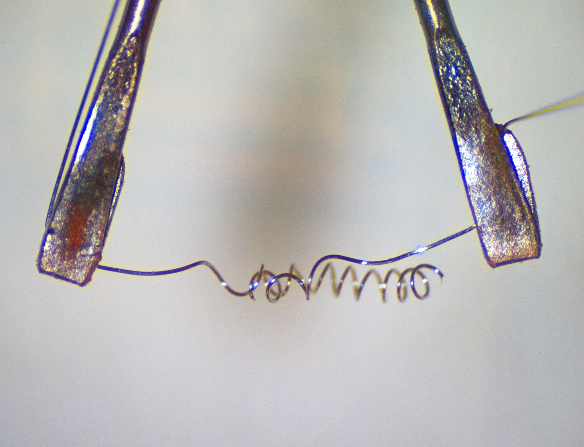 Перегоревшая спираль лампы, длина 2.5 мм. Настройка зон осветителя позволила избежать бликов стеклянной колбы. Увеличение трансфокатора 3х, объектив 0.75х, C-mount 0.5х, камера ToupCam UCMOS05100KPA.