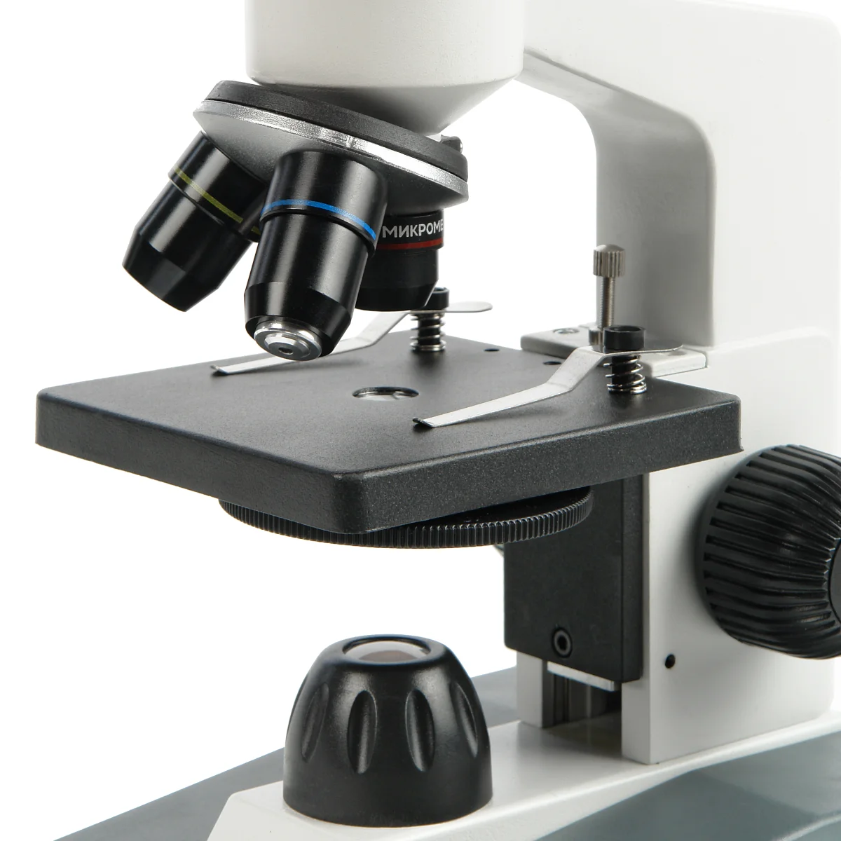 Револьверное устройство, предметный столик с держателем препарата, осветитель.