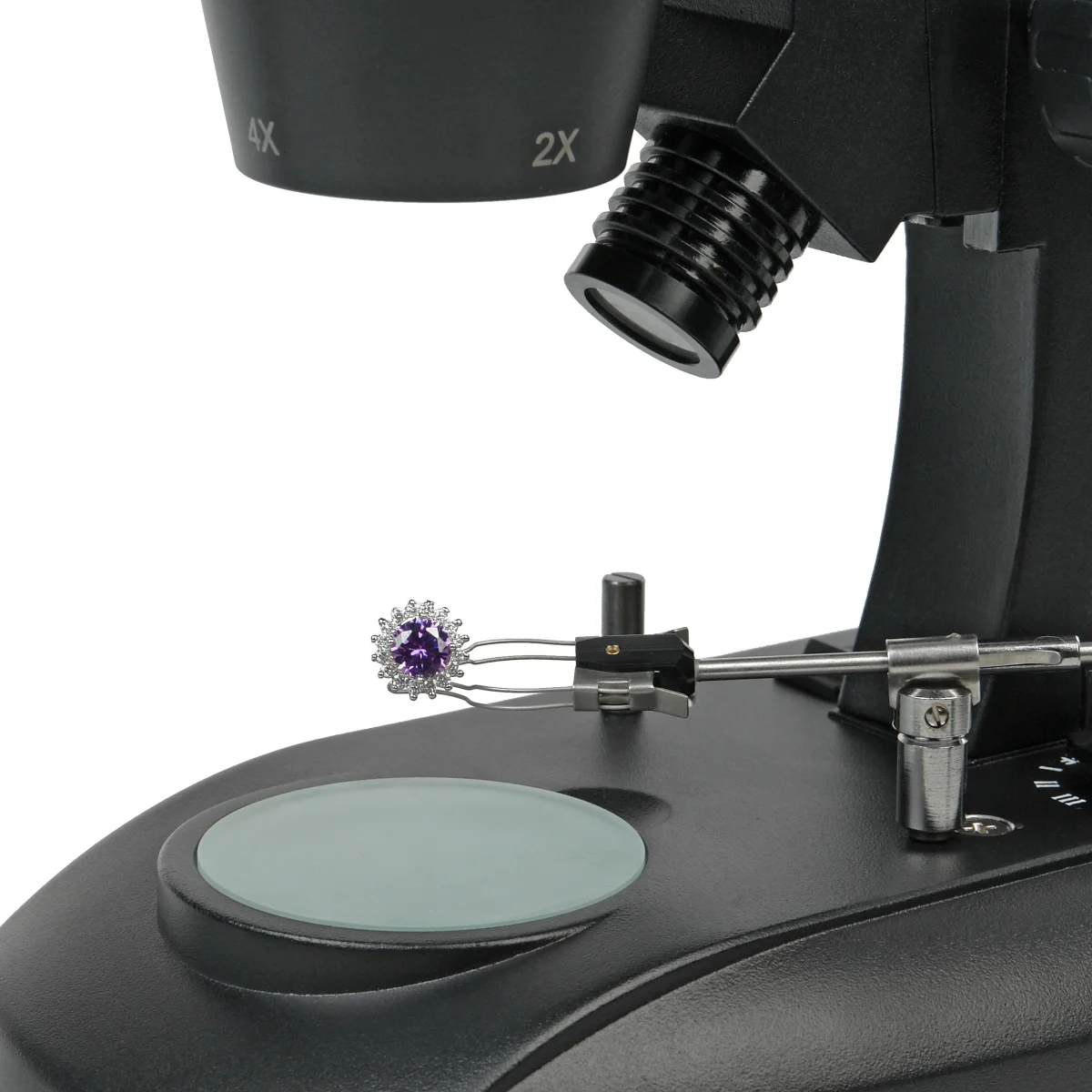 Предметный столик с полупрозрачной предметной вставкой и ювелирным пинцетом.