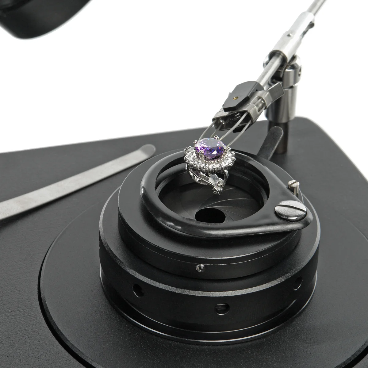 Конденсор темного поля с ирисовой апертурной диафрагмой.