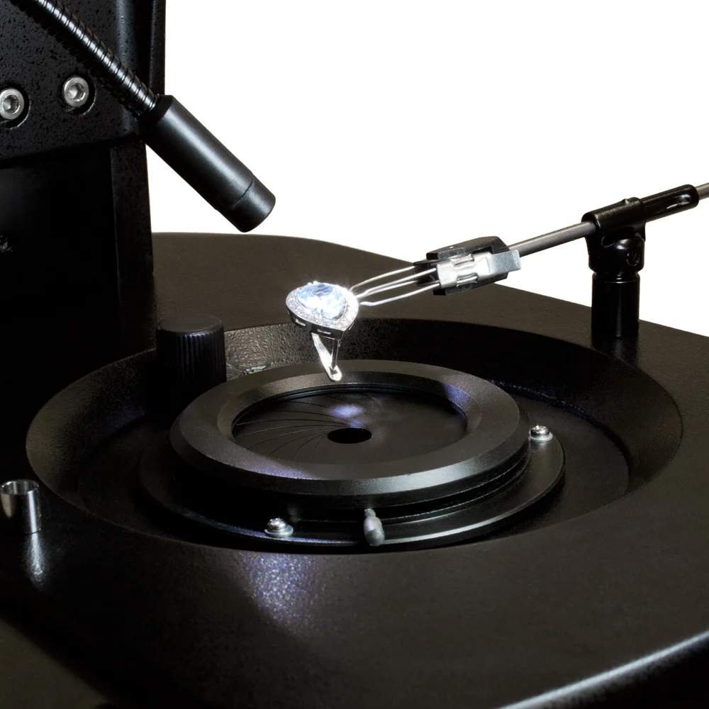 Предметный столик с ювелирным пинцетом.